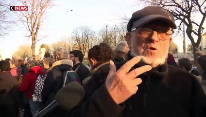 Dijon : un rassemblement autour de la médiathèque incendiée