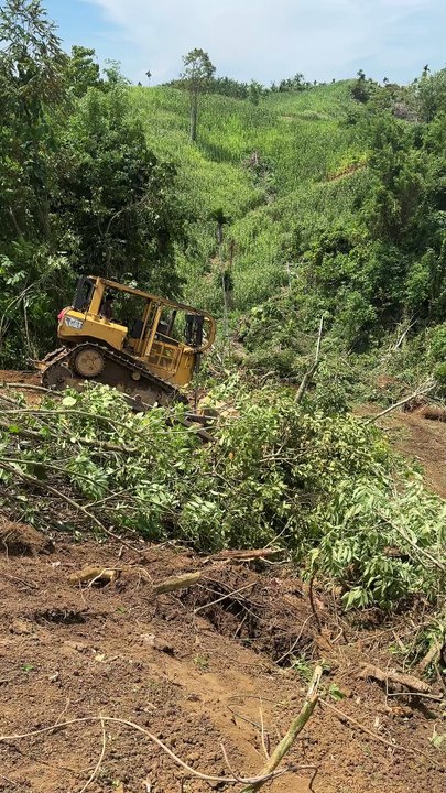 Obstacles to the Operation of the D6R XL Bulldozer in Steep Land