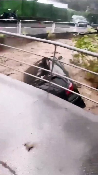 El angustioso momento en el que una vecina consigue salir de su coche arrastrado por las fuertes lluvias en Gran Canaria