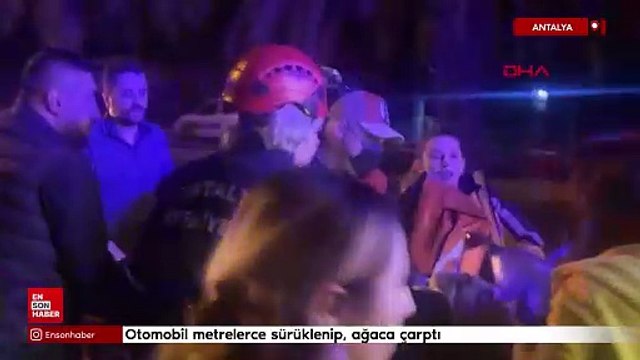 Antalya'da otomobil metrelerce sürüklenip, ağaca çarptı