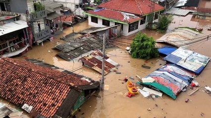 إندونيسيا: فرق الإنقاذ تجلي السكان من حي غمرته الفيضانات في جاكرتا.