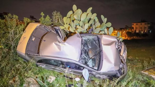 Antalya'da otomobil metrelerce sürüklenip, ağaca çarptı: Polis memuru hayatını kaybetti