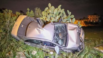 Antalya'da otomobil metrelerce sürüklenip, ağaca çarptı: Polis memuru hayatını kaybetti
