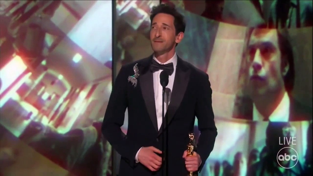 Adrien Brody a livré le discours le plus long de l'histoire des Oscars dimanche, battant un record vieux de plus de 80 ans avec son monologue en acceptant la statuette du meilleur acteur - VIDEO