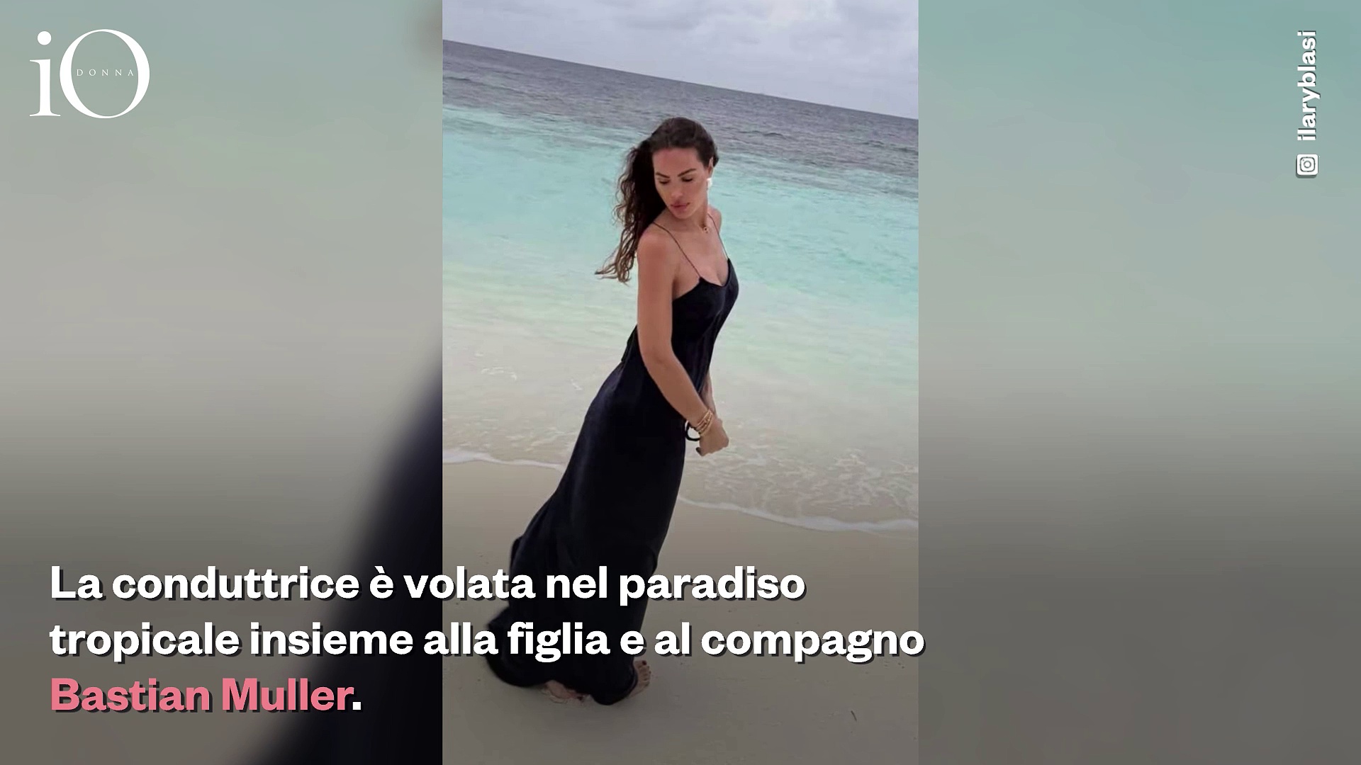 Video Ilary Blasi romantica: lo slip dress blu notte sulla spiaggia delle Maldive