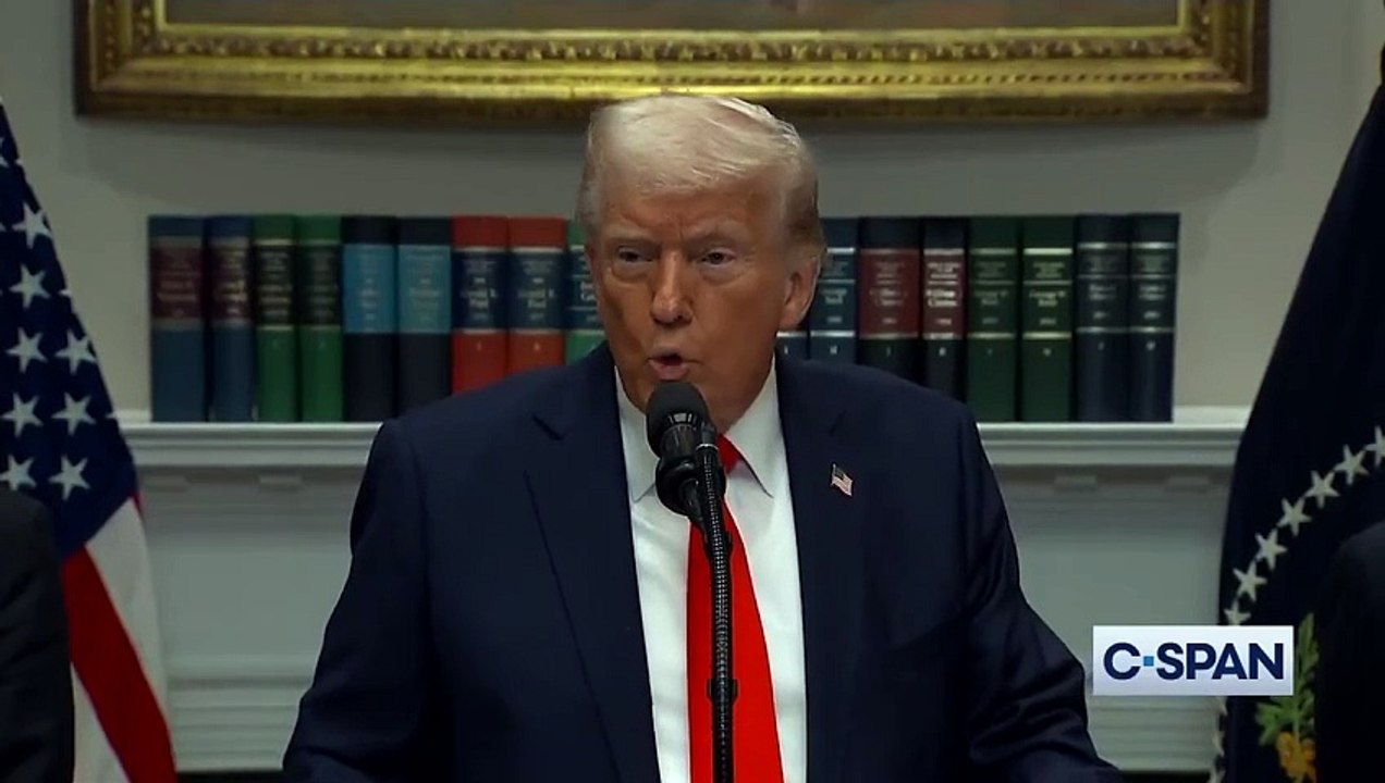 🇺🇸🇨🇦 Donald Trump assure que le Canada 🇨🇦 et le Mexique 🇲🇽 ne peuvent rien faire pour éviter les tarifs douaniers de 25�qui seront appliqués demain.💬 «  Il n'y a plus de marge de manœuvre. Les droits de douane, vous le savez, sont prêts. »