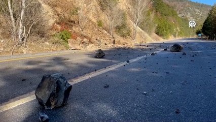 Kütahya'da toprak kaydı, kayalar yollara düştü