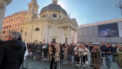 Folla a Roma ai funerali di Eleonora Giorgi: già alle 14 centinaia di persone davanti alla chiesa