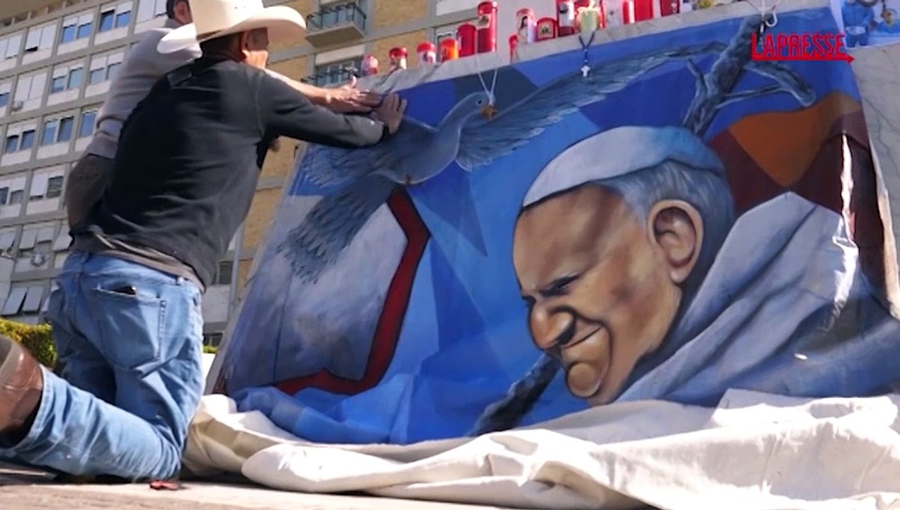 Il murale dedicato a Papa Francesco realizzato da un artista messicano di fronte al Gemelli
