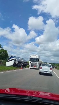 Grave acidente deixa condutor preso às ferragens, na BR-101, em São Sebastião