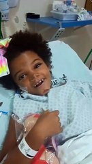 Menina que teve perna amputada após atropelamento emociona ao surgir sorrindo e cantando