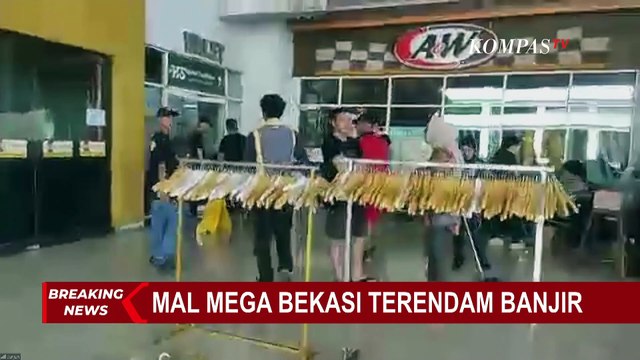 Situasi Terkini Banjir di Mega Mal Bekasi, Pemilik Toko Evakuasi Barang Dagangan | BENCANA BANJIR