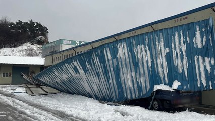 폭설에 시장 지붕 무너져...차 2대 피해 / YTN