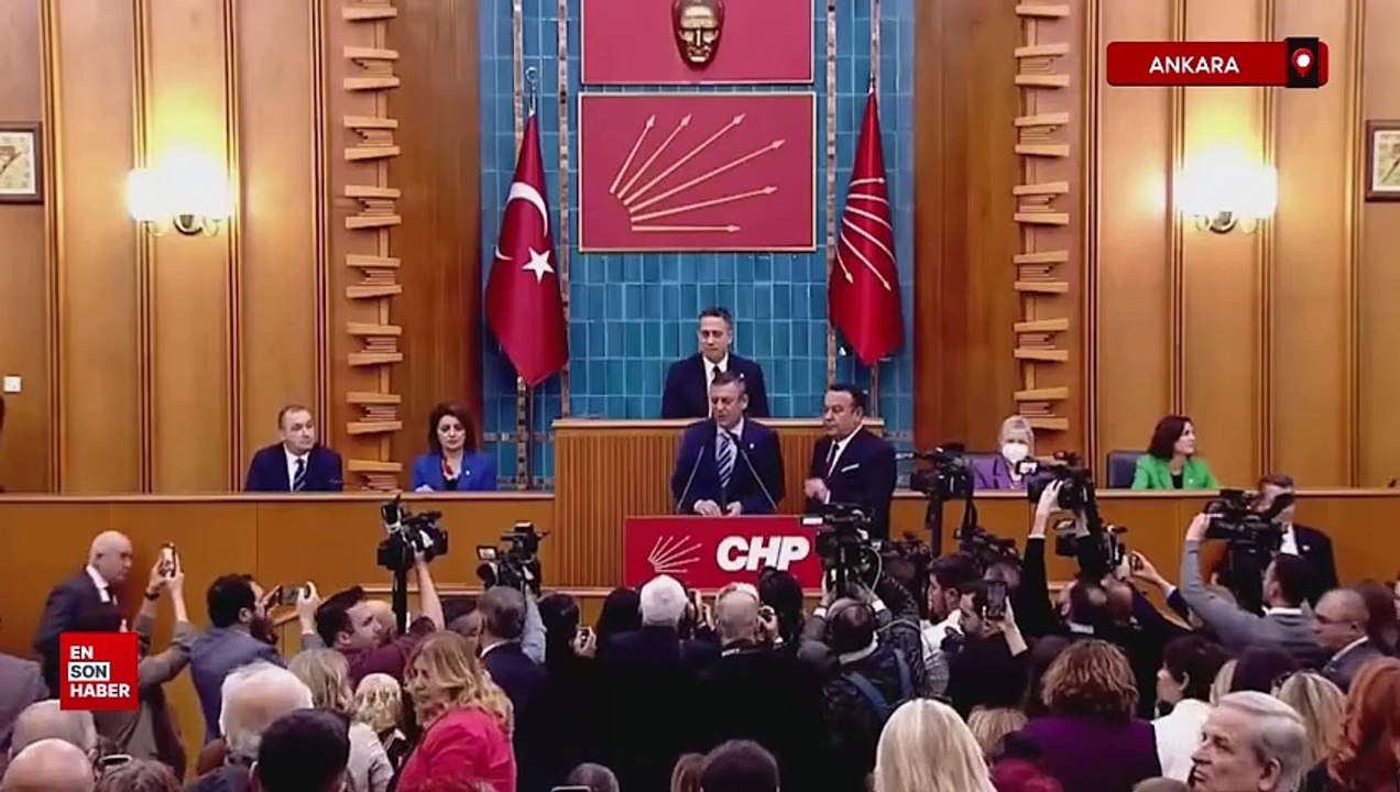 Özgür Özel, CHP'ye katılan Adnan Beker'e parti rozetini taktı
