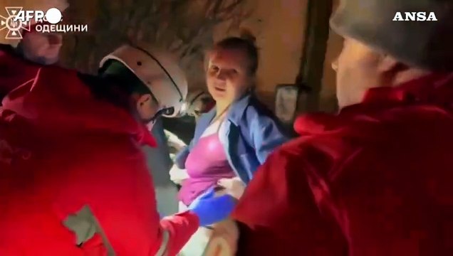 Attacco di droni russi su Odessa, soccorritori al lavoro