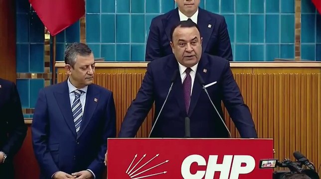 Erdoğan'a oy verdiğini açıklamıştı... Özgür Özel, Adnan Beker'e CHP rozeti taktı