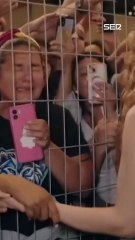 Shakira regala una canción a sus fans en la puerta del hotel de Chile