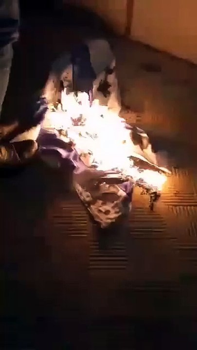 سوريا..إحراق العلم الإسرائيلي بعد رفعه عند مدخل مدينة السويداء