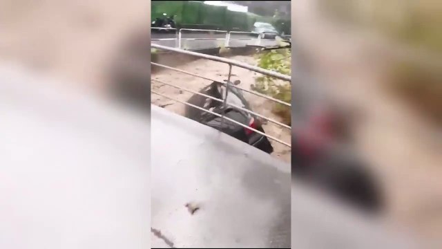 Alluvione alle Canarie, una donna salvata un attimo prima che l'acqua la trascinasse via con l'auto