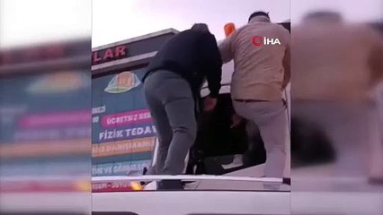 Aracın tavanına çıkıp tırcıyı darp ettiler!