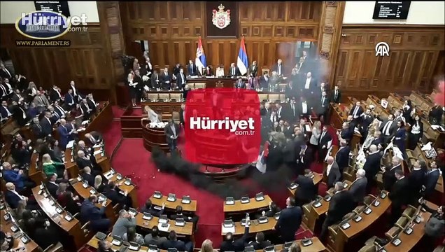 Sırbistan Meclisinde muhalefet ve iktidar milletvekilleri arasında kavga