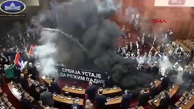 Sırbistan Meclisi’nde şoke eden anlar: Kürsüye bomba atıldı