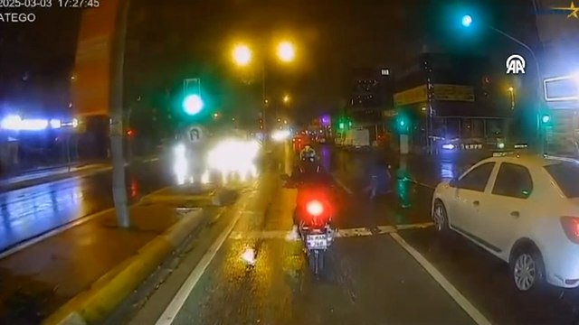 Ataşehir'de yolun karşısına geçmeye çalışan 2 kişiye aracın çarpması kamerada