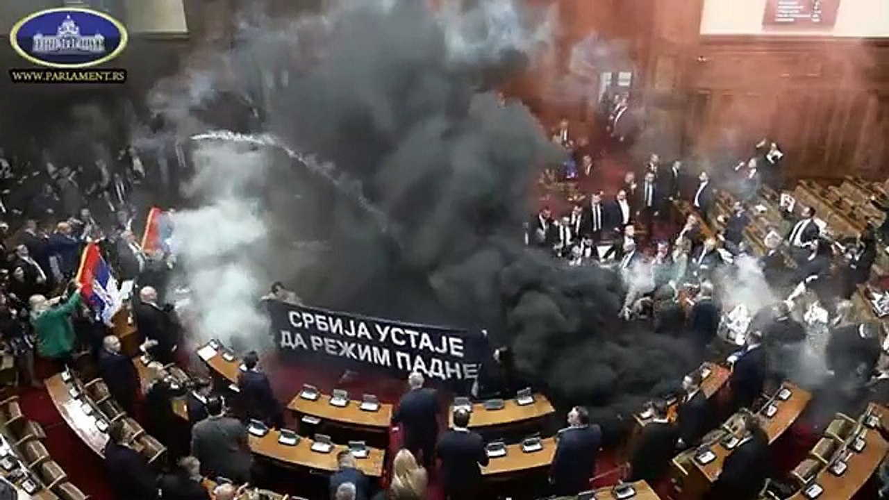 Sırbistan'da iktidar karşıtı milletvekilleri, parlamento binasına sis bombası attı.