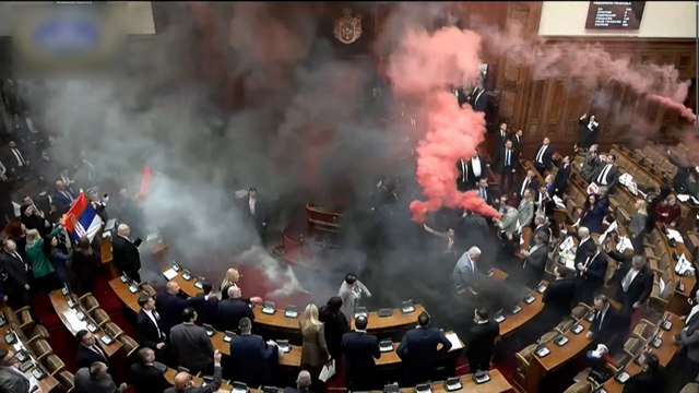 Serbie : l’opposition perturbe une session du Parlement en allumant des fumigènes