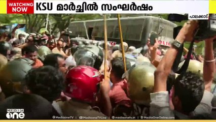 പാലക്കാട് എക്സൈസ് ഓഫീസിലേക്ക് KSU സംഘടിപ്പിച്ച  മാർച്ചിൽ സംഘർഷം