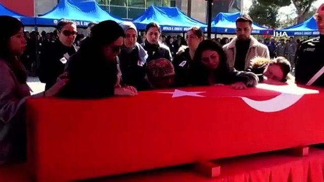Kazada hayatını kaybeden polis memurunun kızının feryadı yürekleri dağladı: Götürmeyin babamı, gitmesini istemiyorum