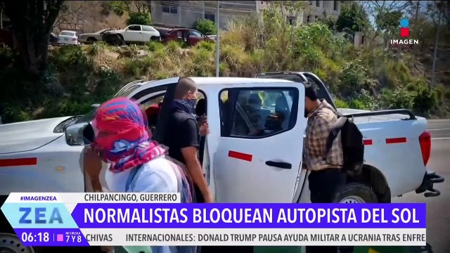 Normalistas bloquean la Autopista del Sol para exigir justicia para Yanqui Kothan Gómez Peralta