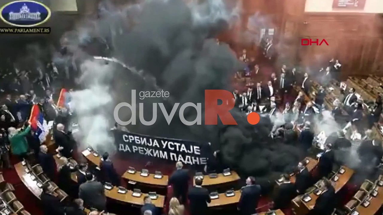 Sırbistan'da Meclis’e sis bombası atıldı