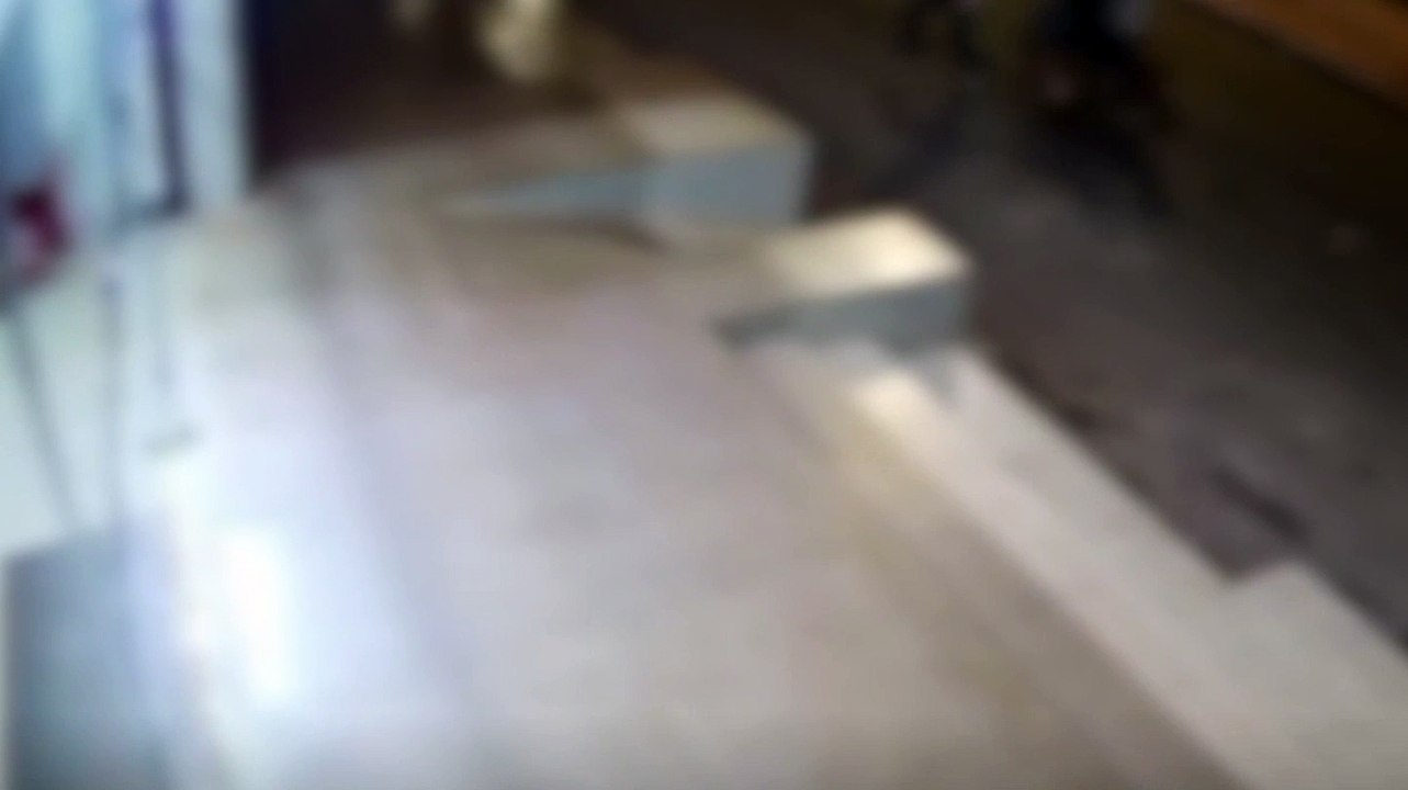 Homem é atacado por quatro pessoas e esfaqueado; veja o vídeo