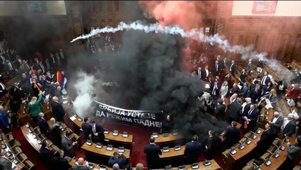 Caos absoluto en el Parlamento de Serbia con el lanzamiento de bengalas y bombas de humo