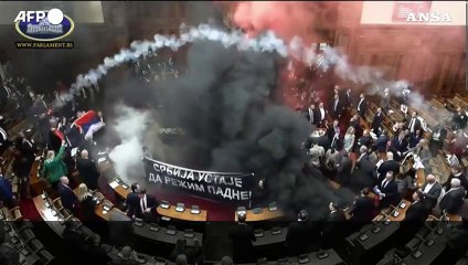 Serbia, incidenti e tumulti in Parlamento a Belgrado