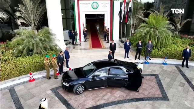 الرئيس السيسي يستقبل أمير البحرين حمد بن عيسى خلال أعمال القمة العربية الطارئة