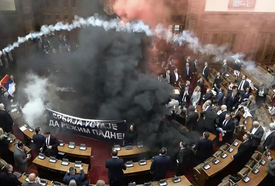 En Serbie, des députés lancent des fumigènes dans l'hémicycle du Parlement