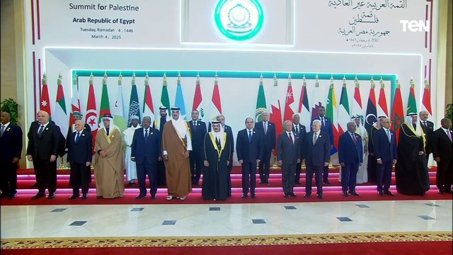 الرئيس السيسي يصطحب القادة العرب لأخذ صورة تذكارية خلال القمة العربية الطارئة