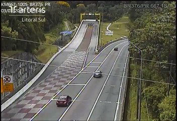 Caminhão com cavalos perde freios na descida serra e manobra evita acidente na BR-376