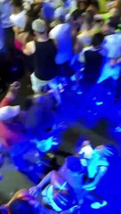 Dum Ice flagra homem jogando spray de pimenta em foliões no Campo Grande