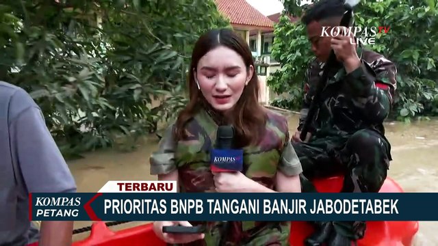 Kondisi Warga Bekasi yang Terjebak Banjir, Bertahan di Atap maupun Lantai Dua Rumah