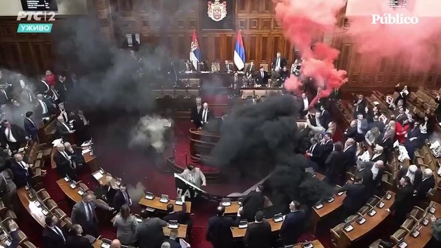 Diputados de la oposición serbia lanzan bengalas y botes de humo en el Parlamento