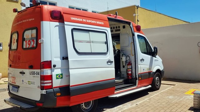 Homem agredido a pauladas pelo filho é socorrido pelo Samu na delegacia