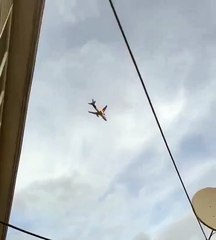 Aereo cargo FedEx prende fuoco dopo il decollo in New Jersey il video