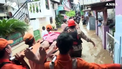 Giacarta, quartieri sommersi dalle piogge torrenziali