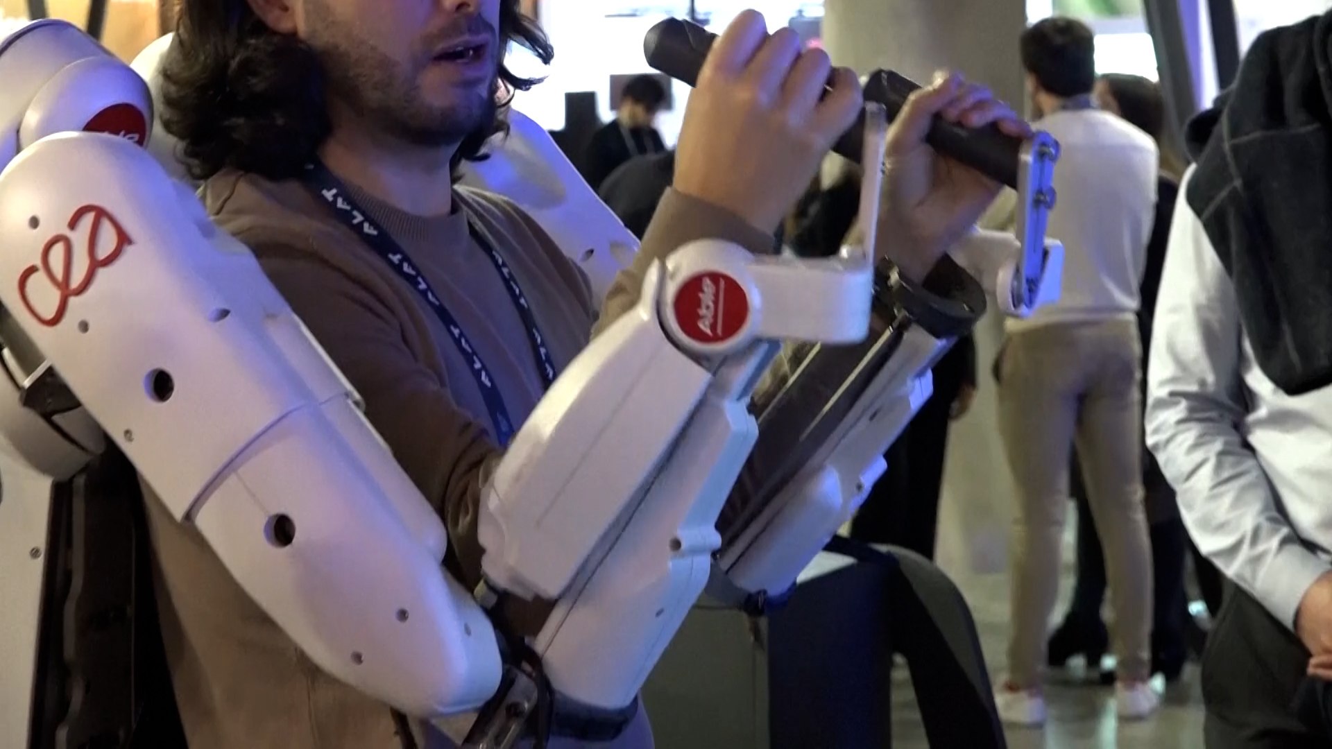 Arranca el Mobile World Congres de Barcelona y con ello los avances en rob�tica e Inteligencia Arficial. Este exoesqueleto ayuda a aumentar la movilidad y funcionalidad de los pacientes que han sufrido ictus. La novedad es que el doctor puede controlar remotamente a la maquinaria prescribiendo la resistencia y el tipo de movimiento para cada paciente. As� mismo es posible que un solo profesional m�dico trate a varios pacientes a la vez con distintos exoesqueletos.