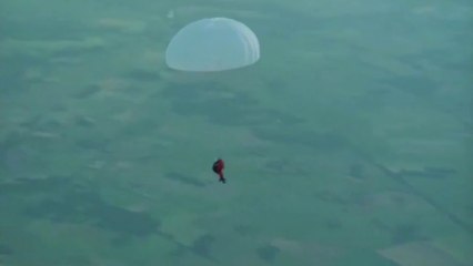 Mauvais Sang - tandem parachute