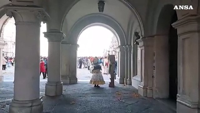 Carnevale a Trieste, folla in maschera riempie piazza Unita' d'Italia