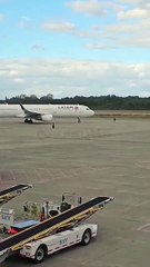 Invade pista e tenta parar avião para não perder voo